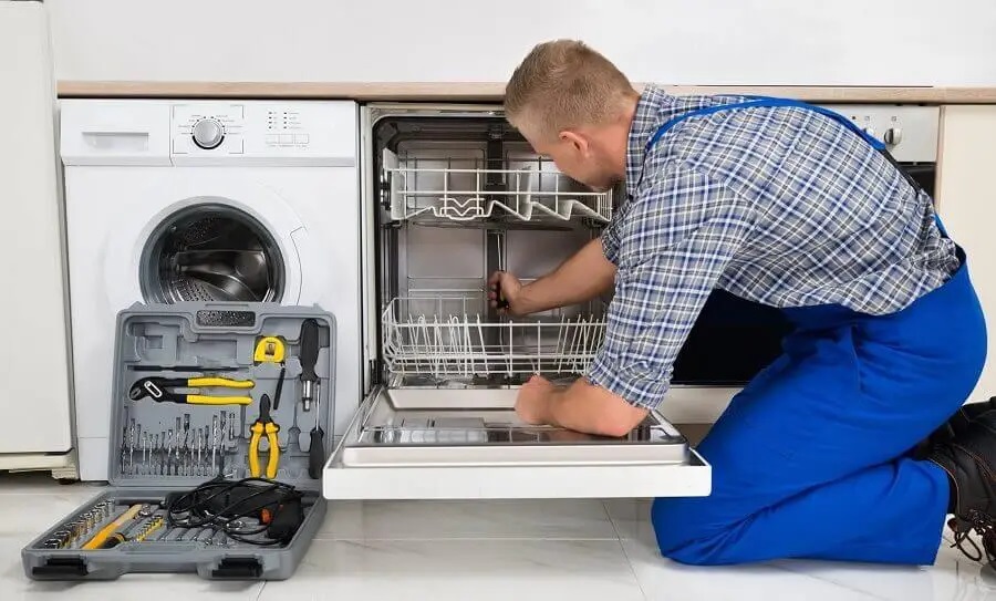 Çayırova Hoover servisi teknisyen ekibi beyaz eşya tamiri yaparken